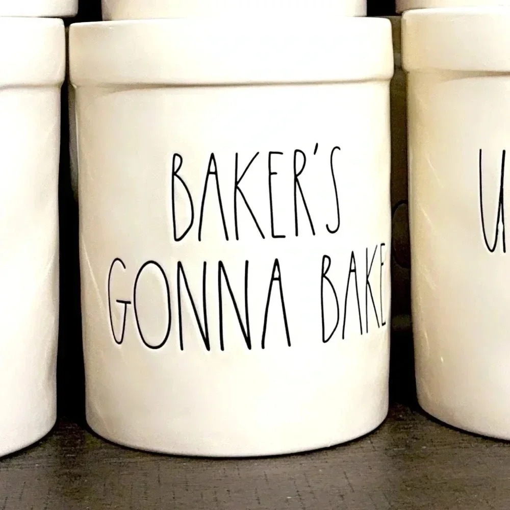‼️SALE‼️Rae Dunn Collection Kitchen Utensil Holder/Crock BAKER’S GONNA BAKE - Picture 3 of 3